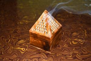 Boîte à encens pyramidal en bambou faite à la main, décoration religieuse pour la maison - Product Image 6