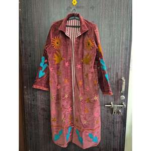 Chaqueta Varsity Larga de Terciopelo Suzani, Bordado Floral Hecho a Mano, Ecológica, Estilo Bohemio Vintage de Lujo para Mujer, Otoño/Invierno - Product Image 5