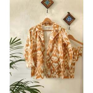 Ensemble de costume coordonné blazer beige Ikat pour femme, élégant et stylé - Product Image 4