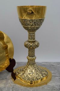 Elegante Juego de Cáliz y Ciborio de Metal, Adecuado para Servicios Religiosos en la Iglesia, con Accesorios de Comunión Religiosa Hechos a Mano - Product Image 4