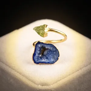 แหวนทอง 18k ชุบทองเหลืองประดับด้วยหินธรรมชาติสีน้ำเงินแบบ Geode Druzy และหินเพอริดอทดิบ ขายส่งเครื่องประดับขายดีที่สุด - Product Image 5