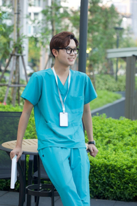 Ensemble de Blouses Médicales d'Été Direct Usine – Uniformes Élastiques pour Médecins, Infirmières et Cliniques - Product Image 1