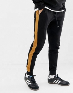 Conjunto Deportivo para Hombre con Capucha Negra y Franja Color Mostaza, Sudadera y Pantalones Largos Casuales, Corte Regular, Ropa de Otoño - Product Image 3