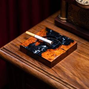 Cendrier décoratif de luxe fait à la main en bois et résine pour fumer à la maison - Product Image 1