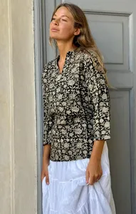 Blusa Boho de Algodón con Estampado Floral en Blanco y Negro para Mujer, Manga 3/4, Estilo Étnico, Informal y Ligera - Product Image 3