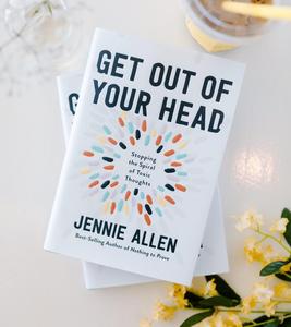 Sal de tu cabeza por dentro de ti mismo, de Jennie Allen, libro de tapa dura, guía de autoayuda basada en la fe y bienestar emocional - Product Image 2
