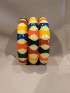 Brazaletes de resina con curvas inclinadas verdes de loro hechos a mano con estilo, accesorios de diseñador únicos elegantes para mujer - Product Image 6