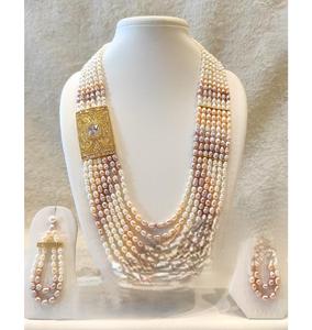 Impresionante conjunto de perlas y circonitas chapado en oro de calidad premium con múltiples capas y pendientes para uso en compromisos y bodas. - Product Image 2