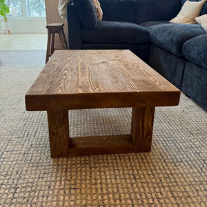 โต๊ะกาแฟไม้ทำมือที่มีโครงสร้างไม้เนื้อแข็ง พื้นผิวกว้าง และโครงสร้างรองรับแบบเตี้ยที่แข็งแรง - Product Image 2