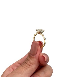 Bague de fiançailles de luxe en diamant de laboratoire taille émeraude 2 carats, inspirée de la nature, en or 14K, 18K ou platine - Product Image 4