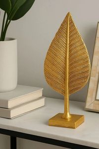 Sculpture de plumes plaquée or, base noire, décoration bohème pour la maison, design de feuillage, ornement de table - Product Image 3