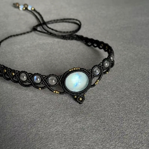 Collar colgante ajustable de macramé con perlas budistas de estilo bohemio hecho a mano con cristal natural para unisex. - Product Image 1