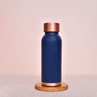 Bouteille d'eau en cuivre martelé, bouteille ayurvédique indienne traditionnelle pour le stockage quotidien de l'eau et un mode de vie sain