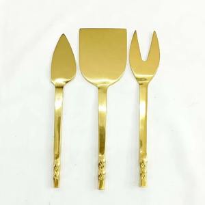 Elegante juego de cuchillos para queso de metal en tonos cálidos que ofrece belleza y funcionalidad en una colección impresionante. - Product Image 4