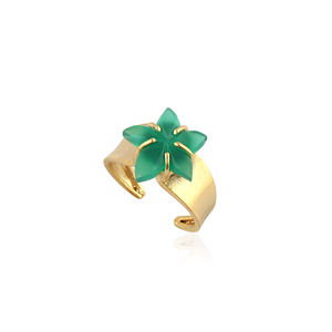 Anillo ajustable minimalista con flor tallada en ónix verde, chapado en oro de 18k, banda de metal con acabado cepillado, anillos abiertos con parte trasera abierta. - Product Image 1