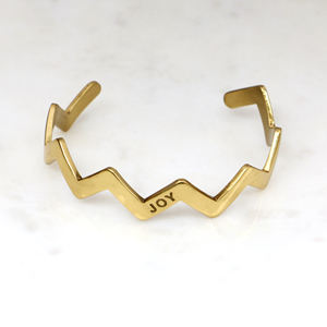 กำไลข้อมือทองเหลืองลายซิกแซก สลักคำว่า JOY กำไลแบบเรียบง่าย ดีไซน์เรขาคณิต ของขวัญสร้างแรงบันดาลใจสำหรับผู้หญิง - Product Image 5