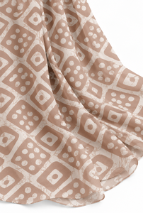 Maison Burgundy Lattice Pure Georgette, Georgette numérique à motif géométrique losange, Georgette Pure à motif grille décorative aux couleurs Prune et Rose Fauve Bourgogne - Product Image 2