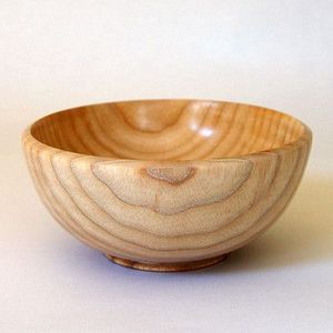 Bol de service artisanal en bois naturel, classique, sculpté, durable, écologique et léger pour la maison, la cuisine et la table - Product Image 1