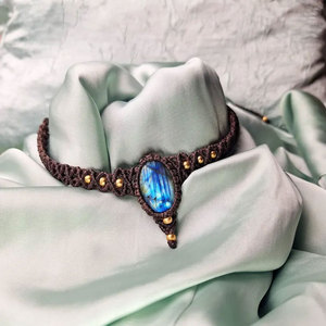 Collier ras du cou en macramé fait main avec labradorite, style bohème, cordon réglable, perles dorées, bijoux en labradorite naturelle - Product Image 1