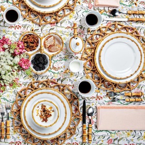 Plato de presentación blanco con borde de diseño de bambú, ideal para mesa de comedor y base decorativa elegante inspirada en la naturaleza, procedente de la India. - Product Image 5