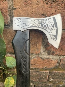 Hache viking artisanale avec manche en bois et tête en acier inoxydable, qualité industrielle tactique, design gravé sur mesure pour la survie - Product Image 2
