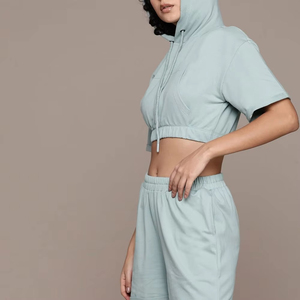 Conjunto de 2 Piezas para Mujer, Personalizado, Informal, 100% Poliéster, Top Corto de Terciopelo con Capucha y Pantalones Cortos - Product Image 1