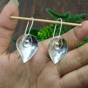 Boucles d'oreilles pendantes en argent faites à la main, forme de feuille abstraite, minimalistes, artisanales, légères, bijoux de mode, cadeau pour femme - Product Image 5