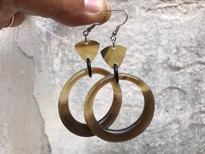 Aretes Circulares de Cuerno de Búfalo TIMELESS CRAFT, Pulidos, Duraderos, Artesanía Natural, Diseño Moderno, Tacto Real, Hechos a Mano, Joyería para Mujer - Product Image 1
