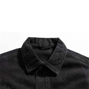 Veste en jean noire pour homme, style workwear, col rabattu, coupe classique, simple boutonnage, poches zippées, idéale pour l'automne - Product Image 3