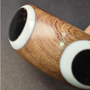 Bracelet en bois tourné à la main à profil large avec incrustation audacieuse en résine monochrome - Style ethnique contemporain, bracelet écoresponsable - Product Image 6