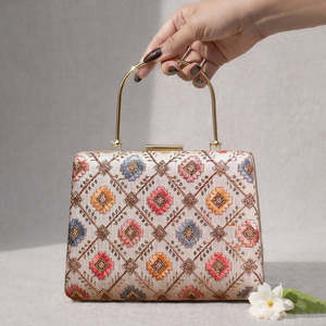Pochette de soirée élégante pour femme, ornée de paillettes blanches de haute qualité et de broderies multicolores, idéale pour les occasions festives - Product Image 1