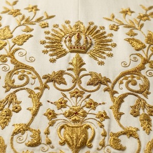 Insignia de tela bordada clásica con patrón floral dorado y cuentas, de forma irregular, para coser en prendas de vestir. - Product Image 4