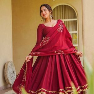AARIKA TEXTILE Ensemble Anarkali en Soie Romaine de Créateur, avec Palazzo et Dupatta en Soie Chanderi Brodé, Coupe Ample Longueur Ras du Sol, pour Mariage Femme - Product Image 2