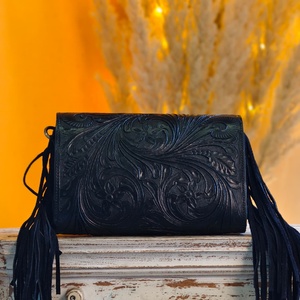 Bolso Cruzado de Cuero Genuino Venus Leathers, Estilo Western, Hecho a Mano, con Patrón Floral y Letras, Cierre de Cremallera, 45-55cm - Product Image 2