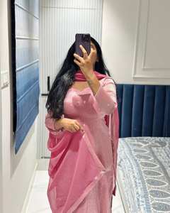 VISHNU K DESIGNS Ensemble formel pour femme avec haut, pantalon, dupatta et travail de broderie thermocollée en soie Barbari pour soirée - Product Image 2