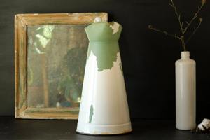 Jarra de riego de estilo vintage con plantas verdes y blancas, ideal para decoración de sala de estar, estantes decorativos, mesas o terrarios. - Product Image 4