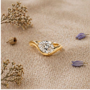 Bague solitaire en diamant rond, bande ondulée en or jaune, bague de fiançailles minimaliste, bijoux fins pour femmes - Product Image 2