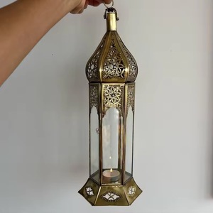 Farol Hexagonal Marroquí de Metal Dorado, Hecho a Mano, con Corte Arqueado, Portavelas Decorativo para el Hogar y Bodas - Product Image 2