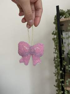 เครื่องประดับห้อยกระเป๋า ลูกปัดแก้ว งานโลหะสีทอง โซ่โลหะ งานแฮนด์เมด ของตกแต่งกระเป๋าสำหรับสาวๆ ของขวัญ โบว์สีชมพู ริบบิ้น ลูกปัดเม็ดเล็ก - Product Image 2