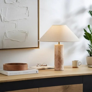 Lampe d'appoint contemporaine en marbre avec texture de pierre naturelle, forme architecturale et éclairage décoratif chaleureux - Product Image 5