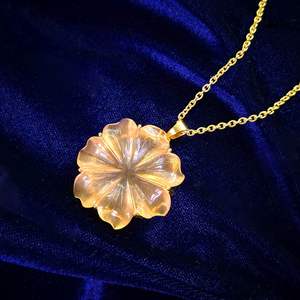 Collar con colgante de flor de piedra lunar de melocotón natural para mujer, colgante floral de cristal de piedra lunar tallado a mano, hecho a mano - Product Image 1