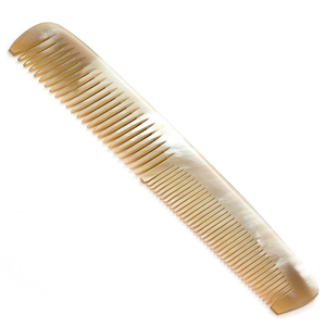Peigne artisanal personnalisable en corne de buffle, style animal, poli, avec agate blanche - Product Image 1
