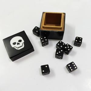 Ensemble de dés en résine faits à la main, boîte à dés en résine noire avec des points blancs et six dés noirs pour les jeux de table, ensemble artisanal artistique - Product Image 3