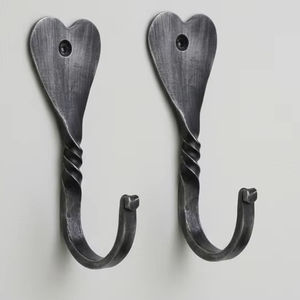 Porte-manteau mural rustique en fer forgé en forme de cœur, design à tige torsadée, finition gris antique et noir, 3 crochets, mobilier de maison - Product Image 1