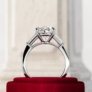 Ensemble de Bague de Fiançailles en Or Blanc 14K avec Diamant Oval de 5 Carats Cultivé en Laboratoire, Trois Pierres et Diamants Latéraux Baguette Affûtés, Certifié IGI - Product Image 2