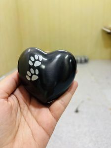 Urne funéraire en laiton pour animaux de compagnie en forme de cœur / Urne funéraire en laiton doré en forme de cœur avec pattes noires / Urne funéraire pour animaux de compagnie - Product Image 6