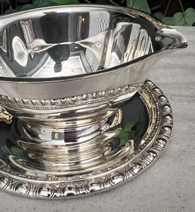 Salsera vintage de metal pulido con platillo, en tono plateado, con boquilla decorativa, plato para servir, tamaño y forma personalizados, vajilla. - Product Image 5