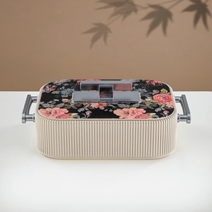 Inspiré des traditions culinaires centenaires, le plat à gratin arabe en métal et verre rehausse la cuisine maison jusqu'à un niveau artistique. - Product Image 2