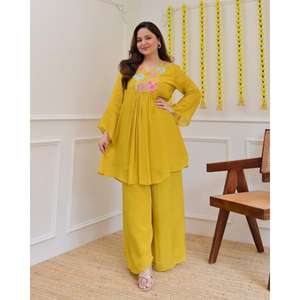 La temporada festiva requiere atuendos que brillen con la misma luminosidad que las celebraciones. Con este conjunto festivo de georgette puro, ¡estás listo para la fiesta! - Product Image 1