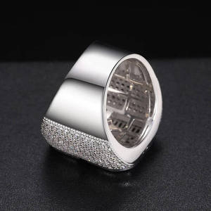 Bague personnalisée avec grosse lettre capitale, entièrement sertie de moissanite étincelante, style bling, alternative au diamant de laboratoire, en or - Product Image 2